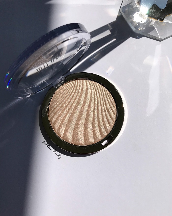 Milani Strobelight Instant Glow Powder Review & Swatches (Moon Glow)