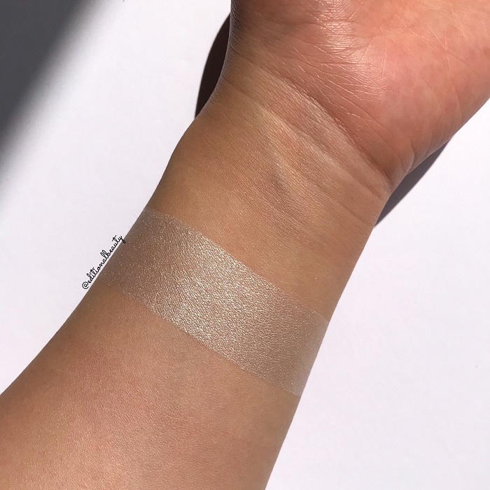 Becca Shimmering Skin Perfector Pressed Highlighter Pearl Review & Swatches (Direct Sunlight)